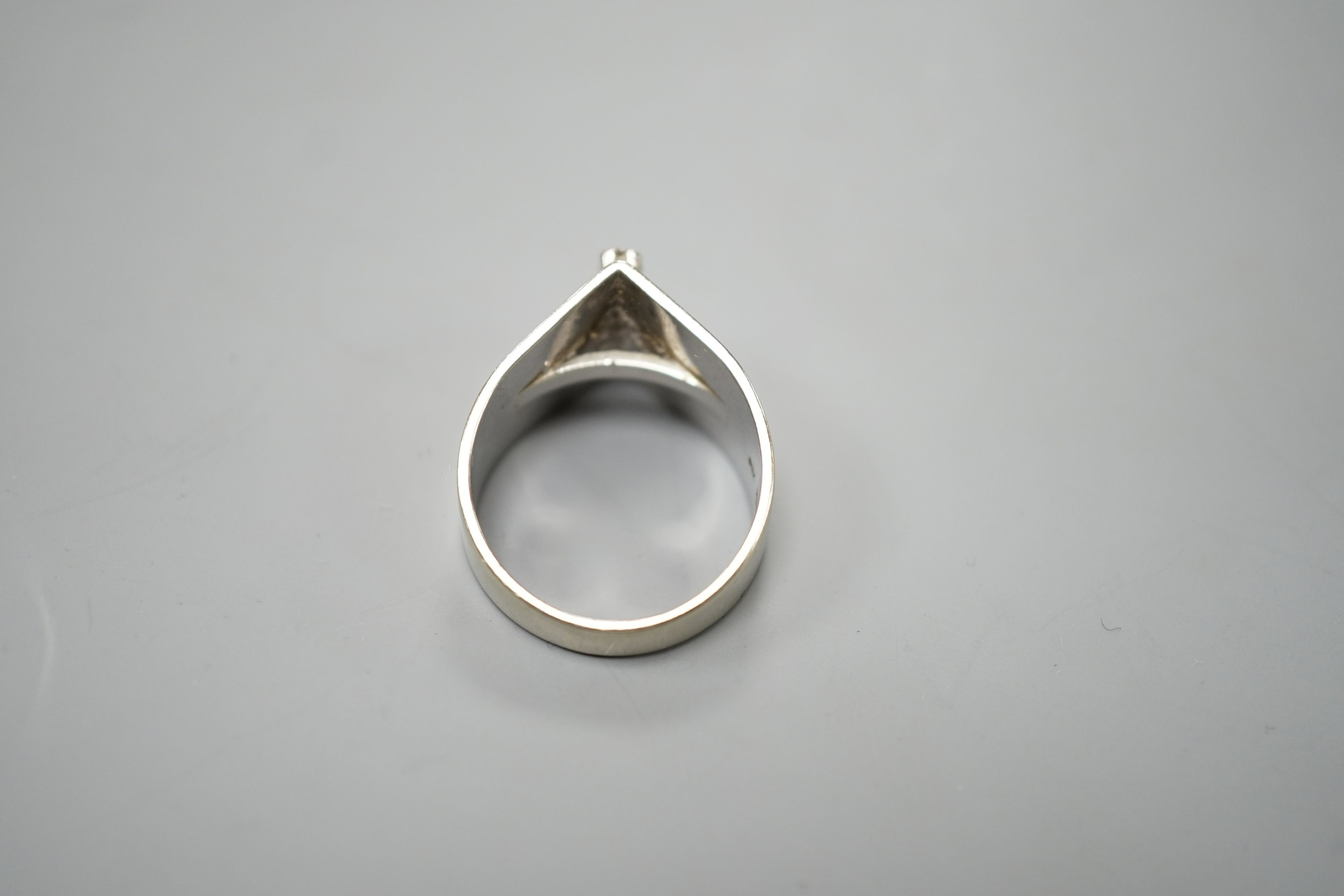 An 18ct white gold three stone diamond dress ring, stamped 750, gross 8.2 grams, size P
